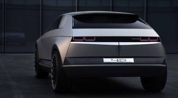 Въпреки това, електрическата концепция Hyundai 45, направена в ретро стил Sensuous Sportiness, е само предвестник на концепцията Prophecy.
Ъглите отстъпват място на гладките линии и &bdquo;чистокръвния&ldquo; силует, загатвайки за &bdquo;наклонения гръб&ldquo; на Porsche 911/Panamera. Въпреки че мнозина виждат в тези гладки форми препратка към колите от 20-те и 30-те години - забравяйки обаче, че в по-голямата си част те са ъгловати, а не съвсем обтекаеми, като отделни автомобили Bugatti.
